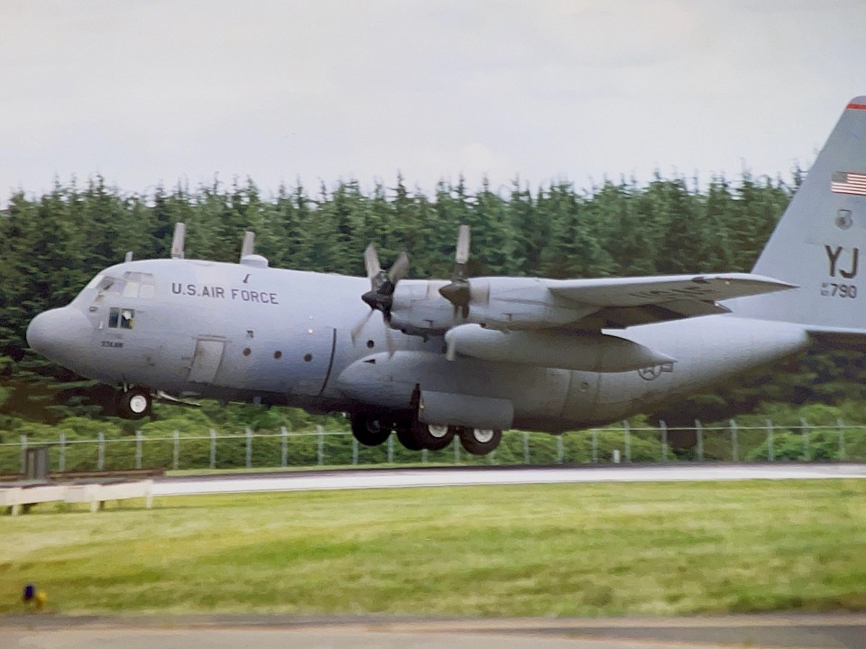 横田基地　在日米軍　アメリカ空軍