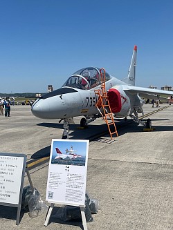 普段飛んでいるT-4もこんな間近に見れます