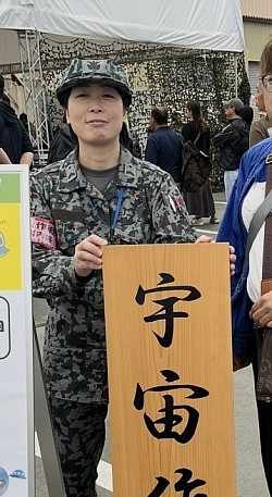 横田基地　日米友好祭　2025　レンガハウス　デカ社長