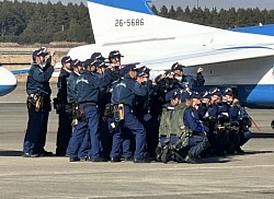 川島さんラストフライト記念撮影