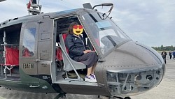 ヘリコプターに乗って記念撮影