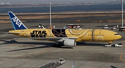 ANA B777-200 STAR WARS C-3PO