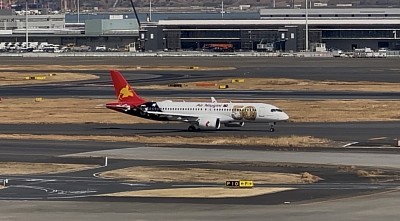 パプアニューギニア独立50周年の特別塗装を施したニューギニア航空のA220-300初号機